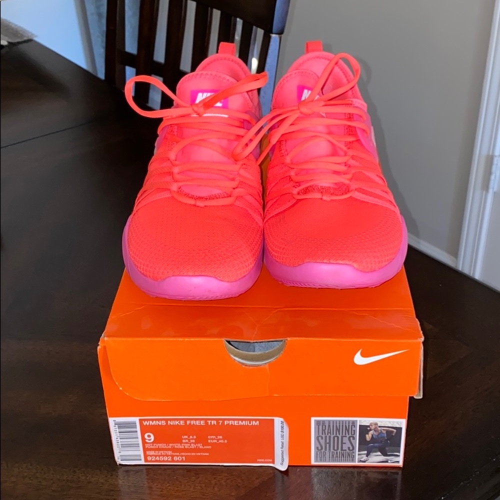 Woman’s Nike Free Trainer 7 Premium - Size 9